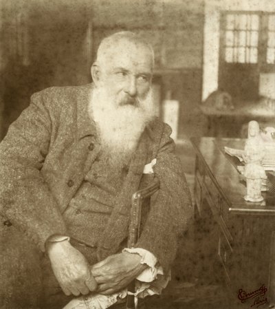 Claude Monet mit einer Tanagra-Statuette, frühes 20. Jahrhundert von French Photographer
